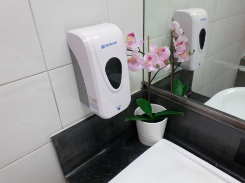 4-Star Toilet - Dakota MRT Station 