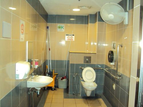 4-Star Toilet - City Hall MRT Station 