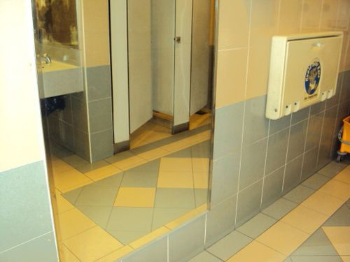 4-Star Toilet - City Hall MRT Station 