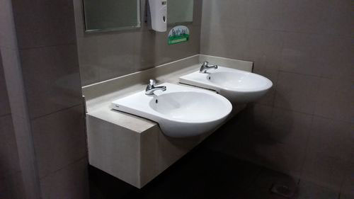 4-Star Toilet - Queenstown MRT Station (EW19)