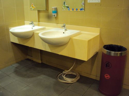 4-Star Toilet - Tampines MRT 