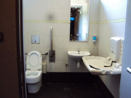 4-Star Toilet - Tanah Merah MRT 