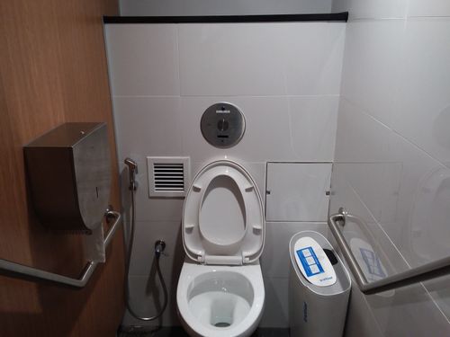 5-Star Toilet - Clementi MRT Station (EW23)