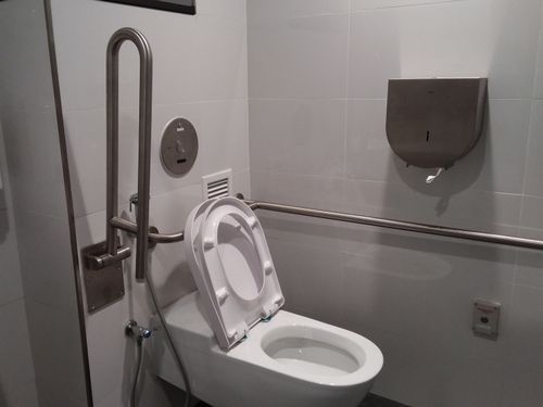 5-Star Toilet - Clementi MRT Station (EW23)