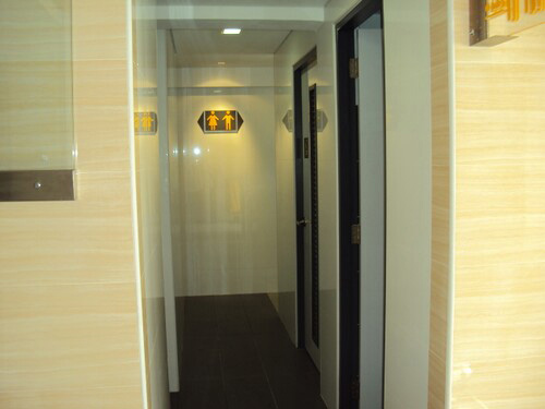 4-Star Toilet - 888 Plaza 